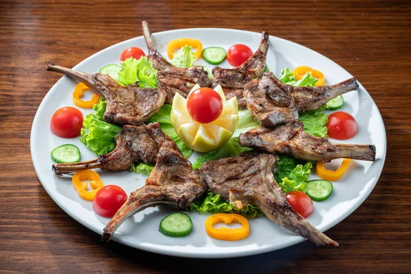 Sappige Gebakken Ribben Met Varkensvlees Kalfsvlees Met Groenten — Stockfoto