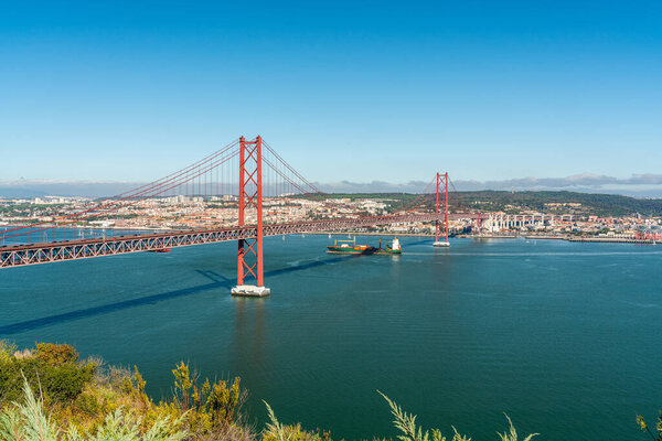 25 апреля мост с видом на Лиссабон, летом. Португалия
