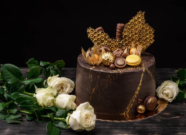 Bolo Conceptual Chocolate Com Rosas Brancas Fundo Preto — Fotografia de Stock