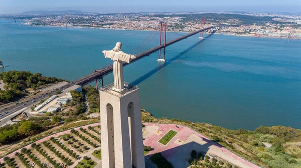 Havadan. Gökyüzünden panorama, 25 de Abril Köprüsü ve İsa 'nın heykeli. Lizbon