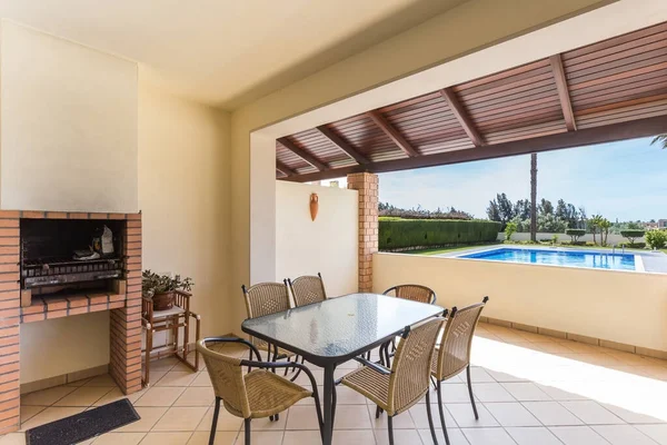 Balcone terrazza di un appartamento moderno con vista sulla propria piscina, barbecue per le vacanze di famiglia e turisti . Foto Stock