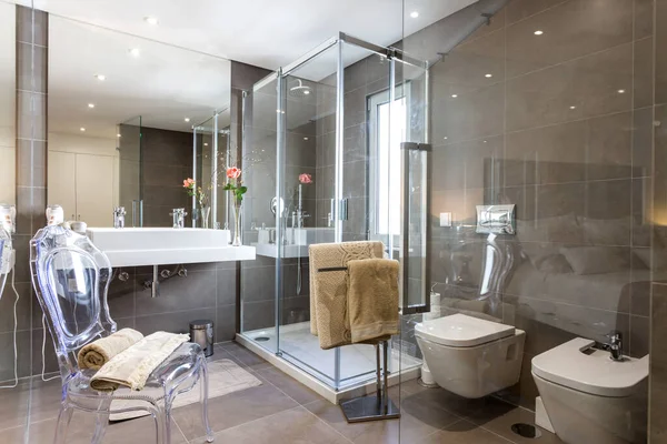 Salle de bain moderne avec douche en verre et architecture de luxe . — Photo