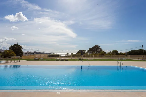 Piscina de agua clara en vacaciones de lujo con vista al mar y hermoso jardín. Algarve, Portugal . — Foto de Stock