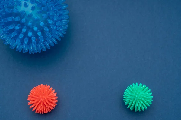 Modelo de estirpe Coronavirus sobre fundo azul . — Fotografia de Stock