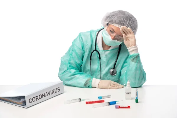 Trött läkare, sjuksköterska i laboratoriet på sjukhuset sitter vid bordet med slutna ögon. — Stockfoto