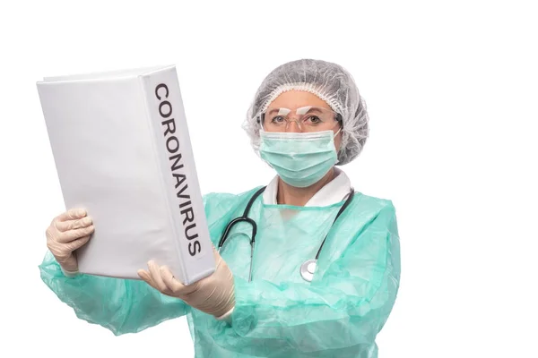 Enfermera cansada después del trabajo en clínica de laboratorio con estetoscopio de máscara y coronavirus carpeta . — Foto de Stock