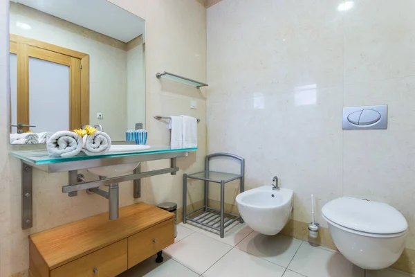 Tuvaleti ve lavabosu olan modern banyo, eşsiz bir tasarım. Beyaz havlularla.. — Stok fotoğraf