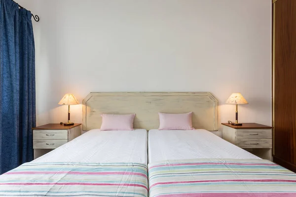 現代の寝室だ ヨーロッパのホテルのデザイン — ストック写真
