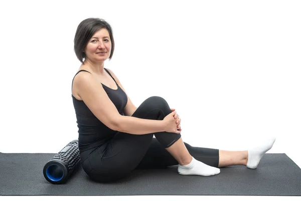 Eine Frau Mittleren Alters Auf Einer Gymnastikmatte Mit Myofaszienrolle Ruht — Stockfoto