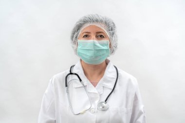 Laboratuvar kliniğinde maske takmış yorgun doktor hemşire.