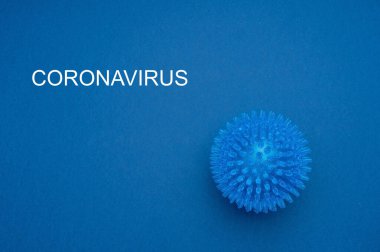 Mavi arka planda Coronavirus tipi model