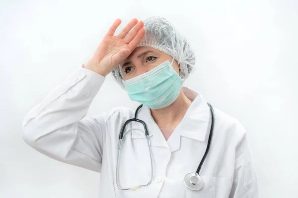Trött Läkare Sjuksköterska Efter Arbete Laboratorieklinik Med Ett Stetoskop — Stockfoto