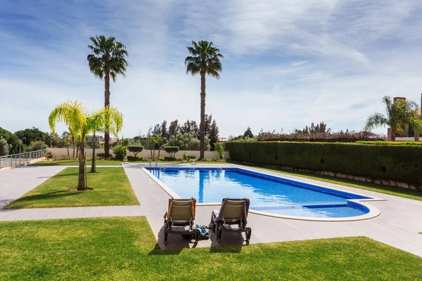 酒店为游客提供的现代豪华游泳池 — 图库照片