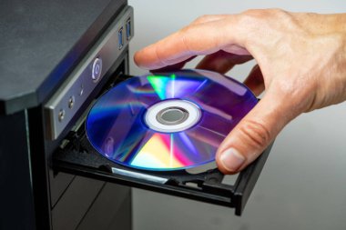 DVD 'yi bilgisayara yerleştiriyorum. Yakın çekim.