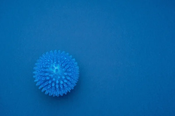 Mavi Arka Planda Coronavirus Tipi Model — Stok fotoğraf