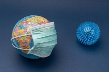 Dünya 'ya mavi arka planda top ile tıbbi maske takıldı