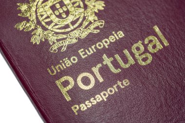 Beyaz arka planda Portekiz pasaportu, yakın plan.
