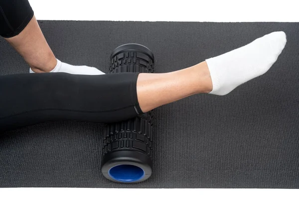 Een Vrouw Van Middelbare Leeftijd Een Myofasciale Roller Doet Een — Stockfoto