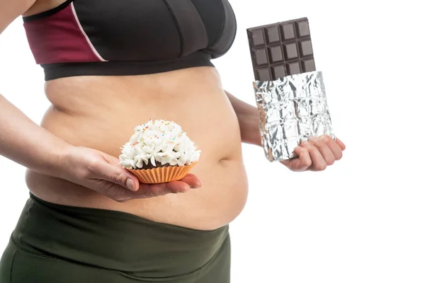 Obezite Sarkık Göbek Derisi Olan Orta Yaşlı Bir Kadın Elinde — Stok fotoğraf