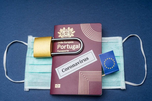 Πορτογαλικό Ευρωπαϊκό Ταξιδιωτικό Διαβατήριο Λουκέτο Και Μάσκα Μπλε Φόντο — Φωτογραφία Αρχείου