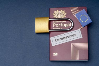Portekiz Avrupa seyahat pasaportu mavi arka planda asma kilit