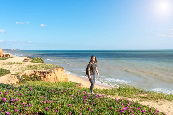 Sportowa Dziewczyna Ćwiczy Bieganie Skalistym Brzegu Oceanu Atlantyckiego Portugalia Plaża — Zdjęcie stockowe