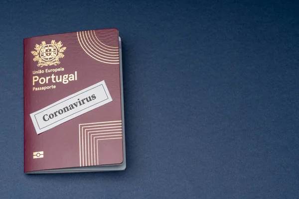 Πορτογαλικό ευρωπαϊκό ταξιδιωτικό διαβατήριο σε μπλε φόντο. — Φωτογραφία Αρχείου