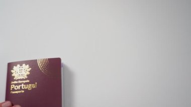Yabancı Avrupa pasaportu Schengen, Portekiz yakın plan beyaz arka plan.