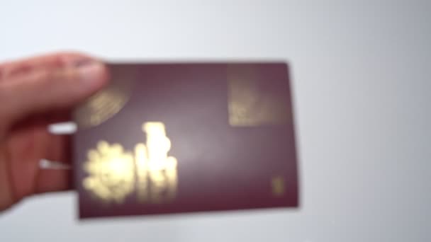 Portekizli yabancı pasaportlu adam gümrük kontrolü için masaya fırlattı. — Stok video