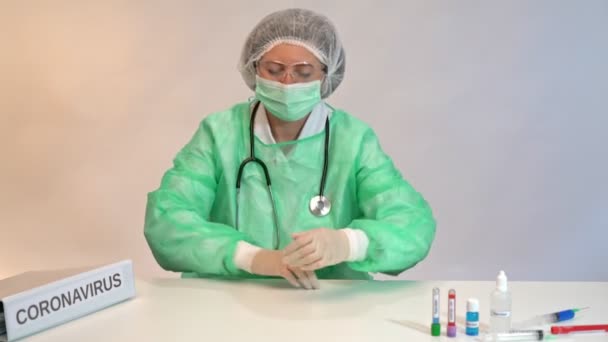 Enfermera cansada dormitando sobre una mesa en una clínica de laboratorio del hospital durante las pruebas del coronavirus . — Vídeo de stock