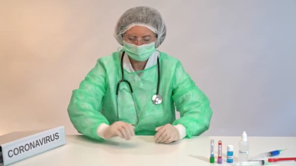 Enfermera cansada dormitando sobre una mesa en una clínica de laboratorio del hospital durante las pruebas del coronavirus . — Vídeos de Stock
