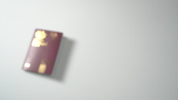 Pasaporte europeo extranjero Schengen, Portugal primer plano sobre un fondo blanco . — Vídeo de stock