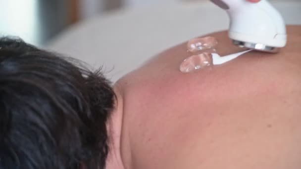 Utilisez un masseur ultrasonique pour le massage du dos et l'élimination de la douleur dans la colonne vertébrale. Handicap médical . — Video