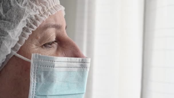 Unavený lékař zdravotní sestra po tvrdé práci během karantény na koronavirus a alergie. Detailní záběr portrétu. — Stock video