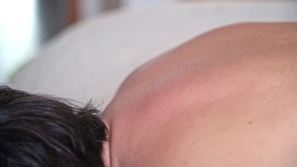 Die Verwendung von Gel für die professionelle Massage von Rücken, Nacken, Wirbelsäule. — Stockvideo