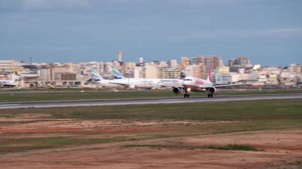 2020 04 febbraio Portogallo Faro: decollo e di un aereo di una compagnia aerea Lauda, presso l'aeroporto portoghese di Faro. Affacciato sulla torre di controllo . — Video Stock