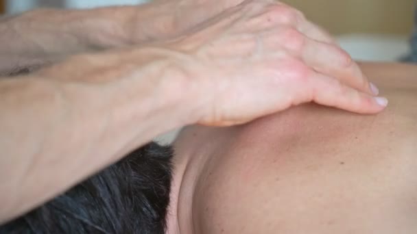 Masaje profesional de cuello, espalda, columna vertebral . — Vídeos de Stock