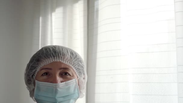 Vermoeide arts verpleegkundige na hard werken tijdens quarantaine voor coronavirus en allergieën. Close-up portret. — Stockvideo