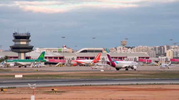 2020 febrero 04 Portugal Faro: aterrizaje de un avión de una aerolínea Eurowings, en el aeropuerto portugués en la ciudad de Faro. Con vistas a la torre de control . — Vídeo de stock