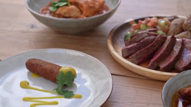 Средиземноморские блюда Кето Палео диеты. Варёные и тушёные блюда из разных видов мяса . — стоковое видео