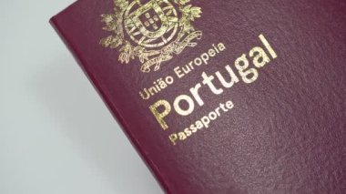Yabancı Avrupa pasaportu Schengen, Portekiz yakın plan beyaz arka plan.