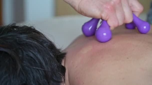 Massagem profissional do pescoço, costas, massageador da coluna. Remoção da dor . — Vídeo de Stock