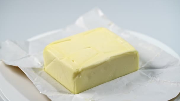 Zelfgemaakte witte boter in open verpakking. Sluitingsdatum. — Stockvideo
