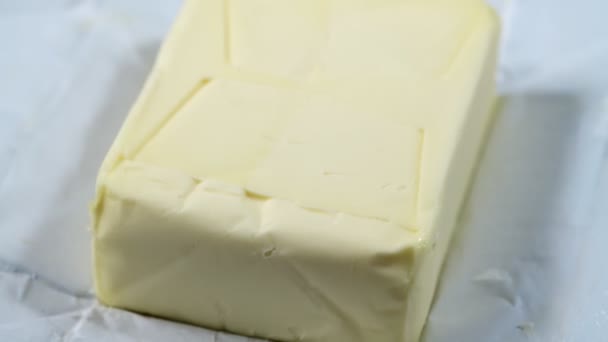 Hausgemachte weiße Butter in offener Verpackung. Nahaufnahme. — Stockvideo