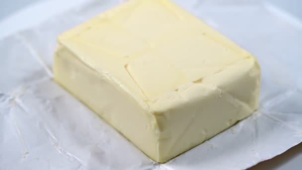 Zelfgemaakte witte boter in open verpakking. Sluitingsdatum. — Stockvideo