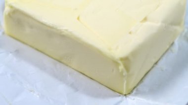 Açık ambalajda ev yapımı beyaz tereyağı. Yakın çekim..