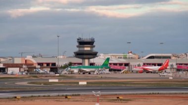 2020 Nisan Portekiz Faro: Faro kentindeki Portekiz havaalanının panoraması, park edilmiş uçaklar, çeşitli dünya havayolları dinlenme ve karantina süresince. Avrupa 'da Coronavirüs.