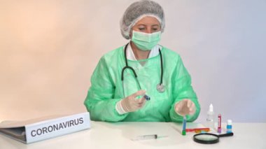 Coronavirus testi sırasında hastane laboratuarındaki bir masada oturan doktor hemşire..