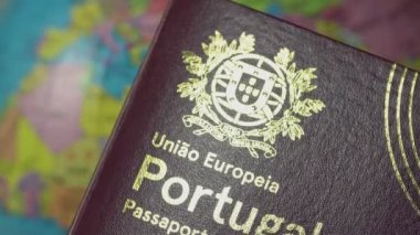 Yabancı bir Avrupa Portekiz Schengen pasaportu, mavi bir kürenin arka planında. Uluslararası ilişkiler ve sınırlar kavramı.