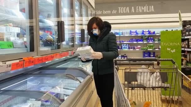 포르투갈 2020 년 4 월 8 일 - 4 월 8 일: 슈퍼마켓 리들의 여성, 코로나 바이러스 시대에 쇼핑 카트를 타는 여성 이 필수 상품을 구매 함. — 비디오